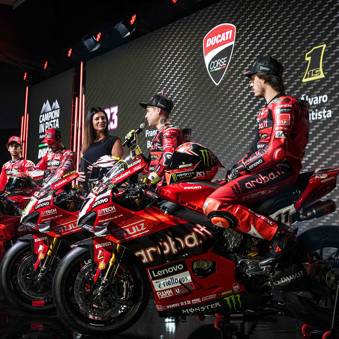 Alvaro Bautista si rivolge al pubblico durante l'evento 