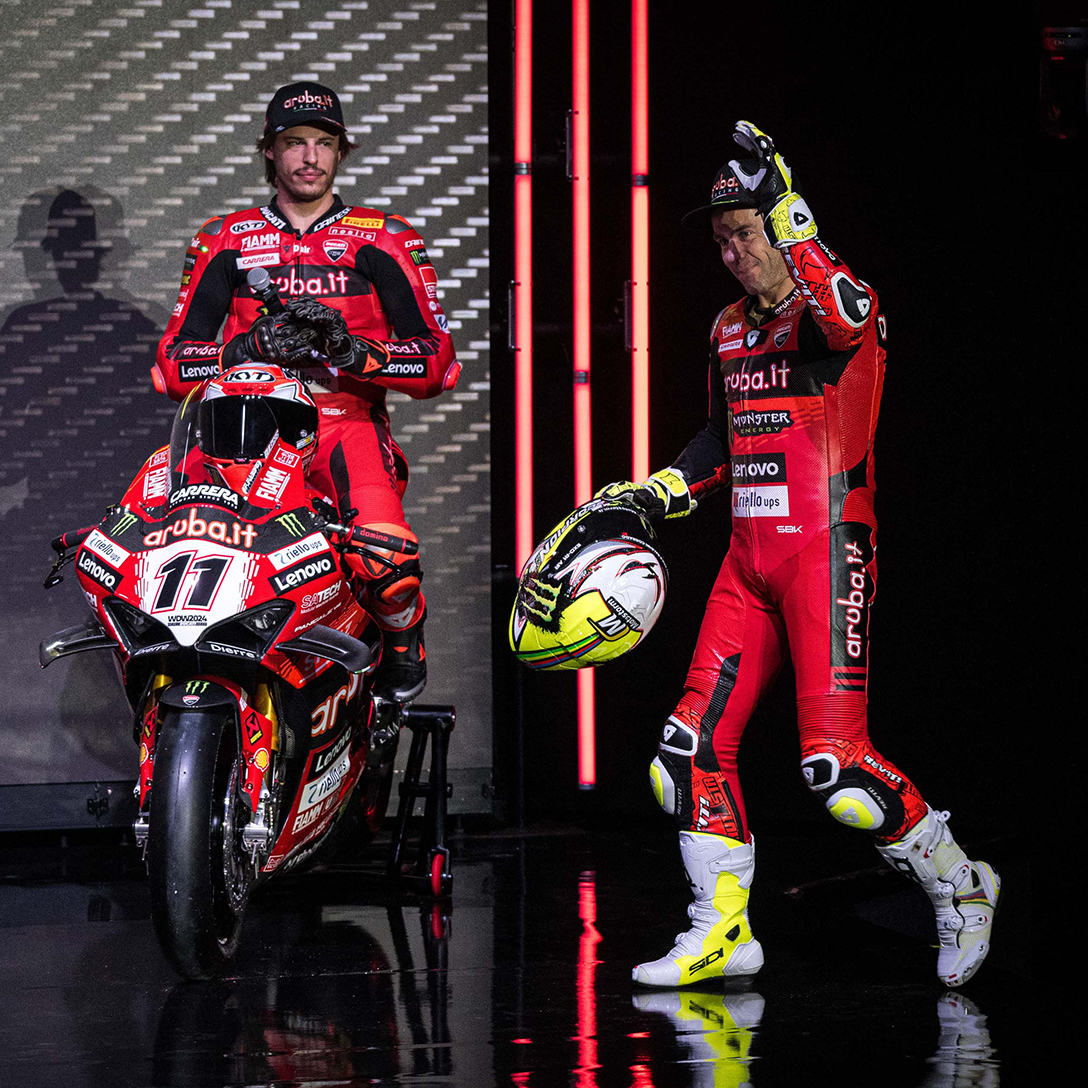 Alvaro Bautista saluta i partecipanti durante l'evento