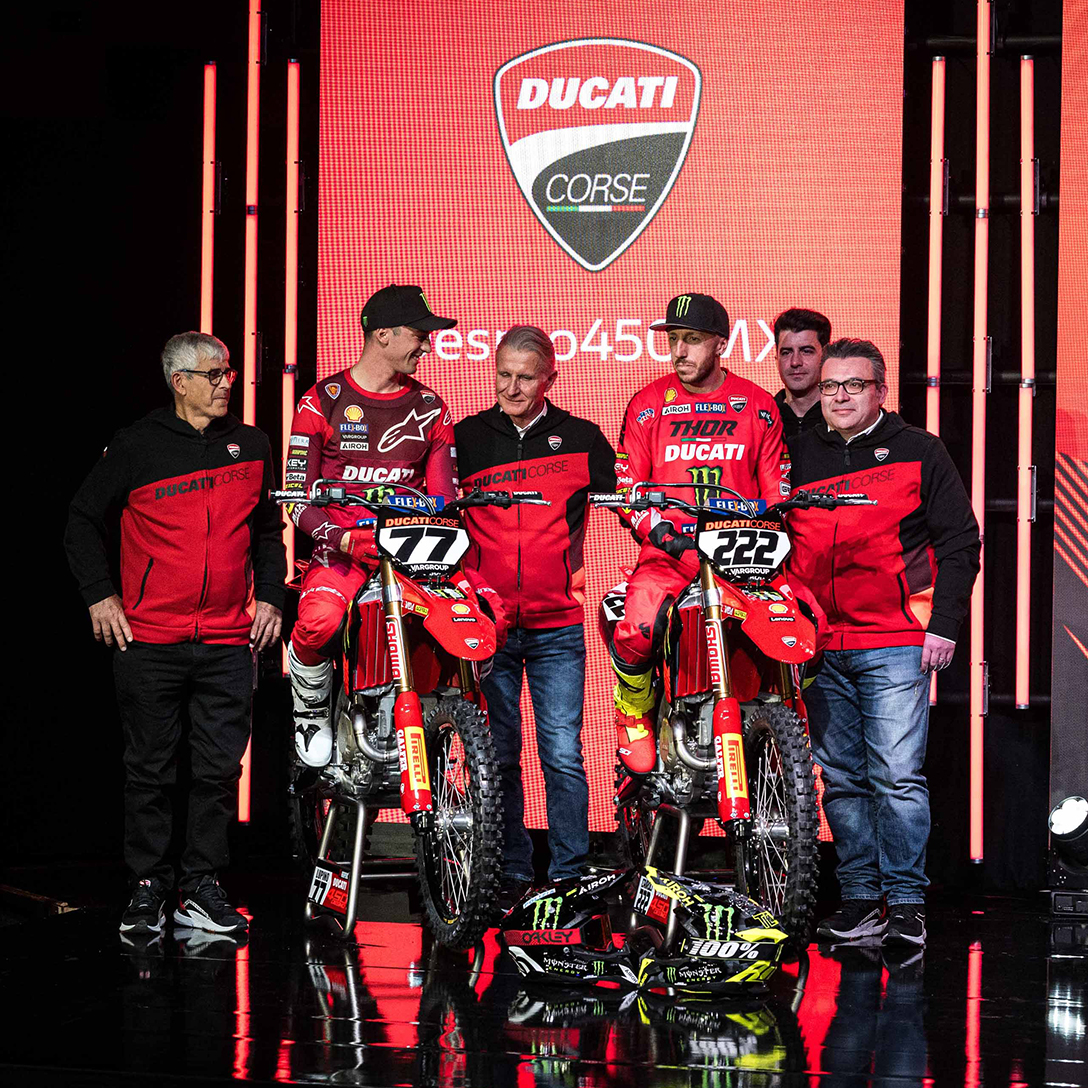 Membri dello staff tecnico Ducati posano con i piloti durante l'evento 