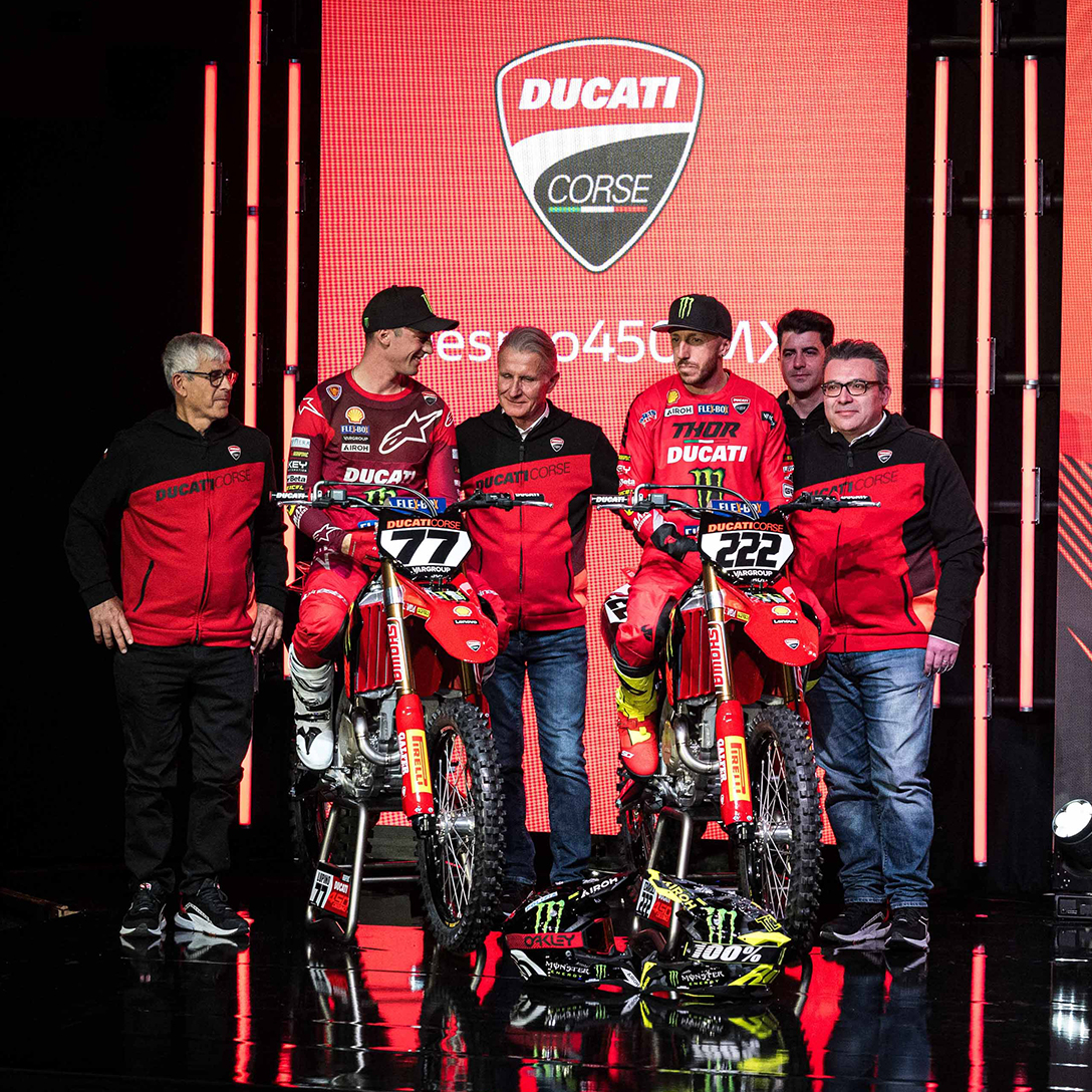 Membri dello staff tecnico Ducati posano con i piloti durante l'evento