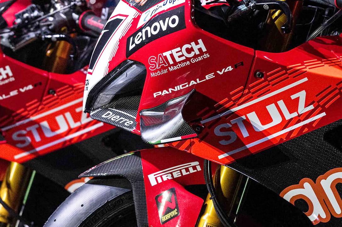 Vue des motos Ducati affichant le logo Satech en tant que l'un des Sponsors Officiels