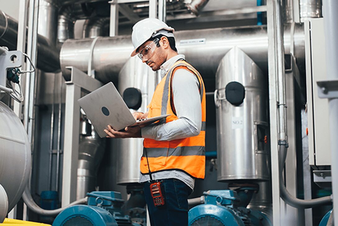 Scatto di ispettore in contesto industriale mentre esegue una Valutazione dei Rischi secondo i principi delineati dalla Norma EN ISO 12100