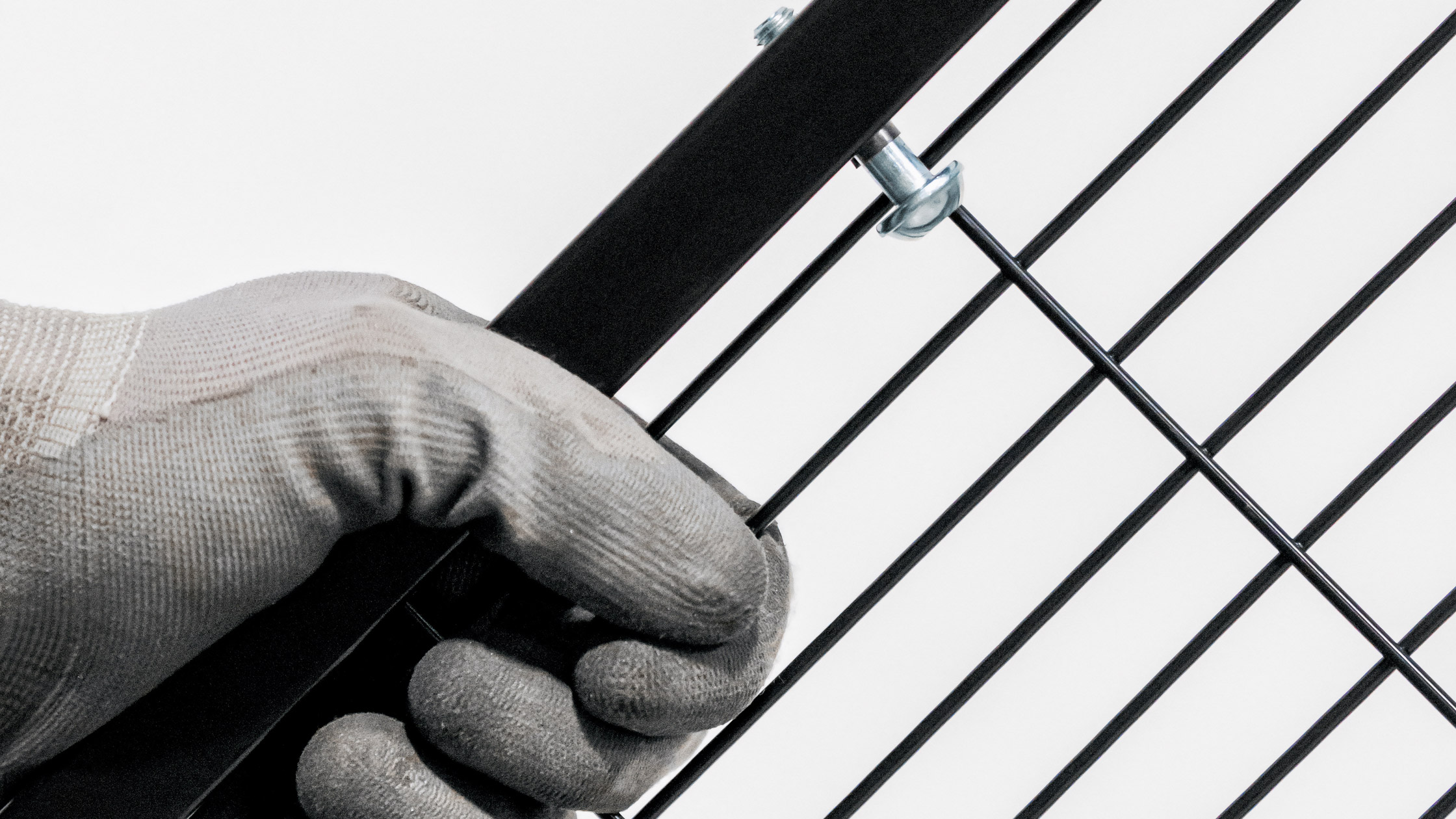 Primo piano di mano di operatore che tiene un pannello Satech con telaio con Viteria BHC imperdibile