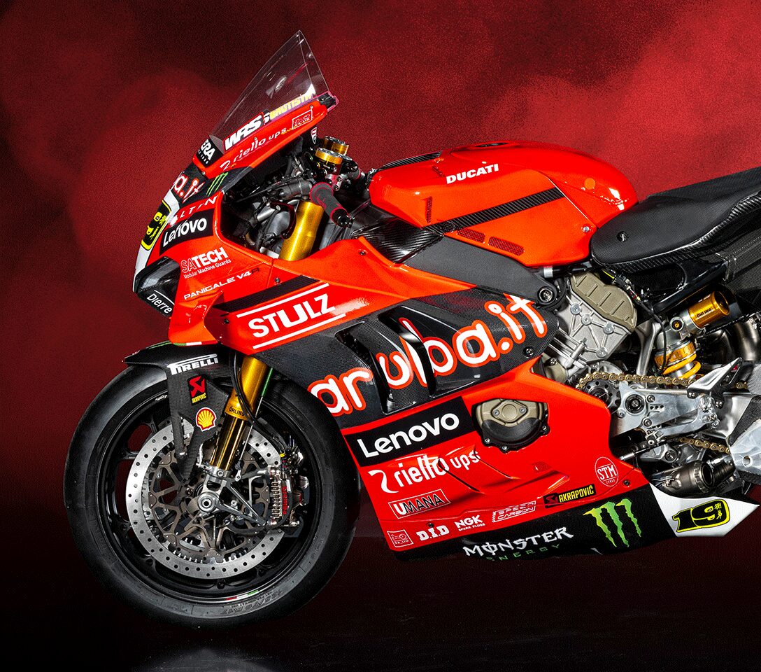 Scatto laterale della Ducati V4R Panigale di Alvaro Bautista, con sponsor Satech Protezioni Perimetrali