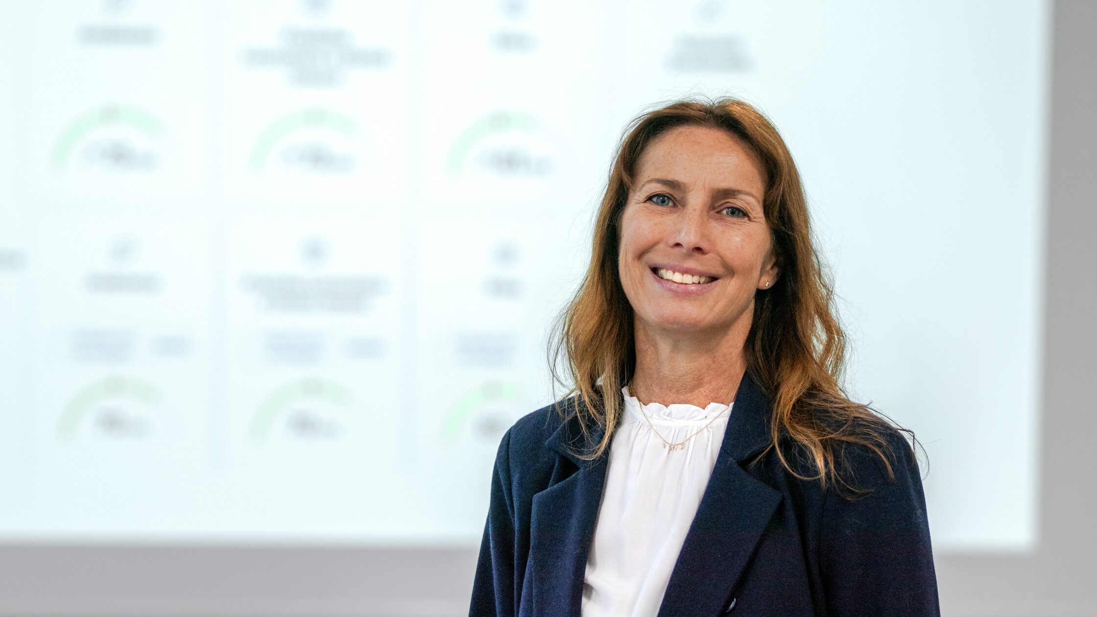 Pamela Mandelli, Process & Quality Manager di Satech. Fotografata sorridente nella Sala Conferenze dell'azienda Satech.