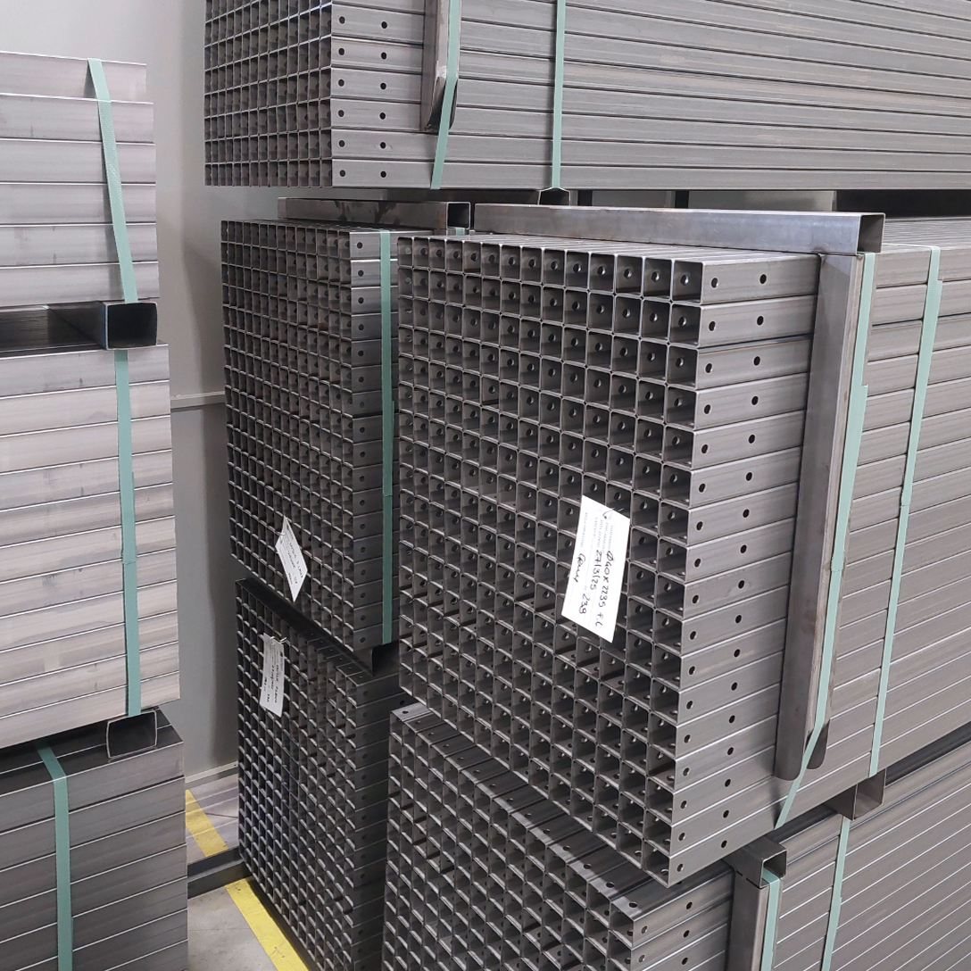 Tubi in acciaio, grezzi, forati, a sezione quadrata, stoccati all'interno del reparto produttivo dell'azienda Satech.