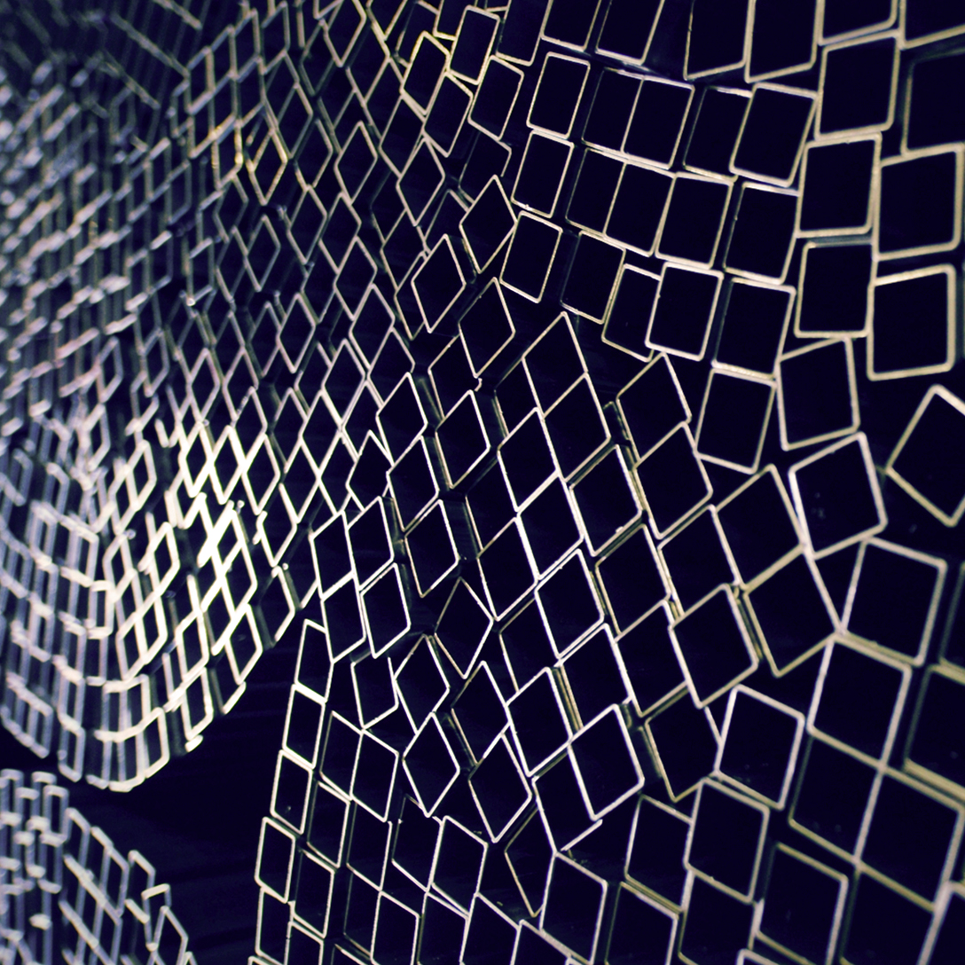 Dettaglio di tubi in acciaio, grezzi, stoccati all'interno del reparto produttivo dell'azienda Satech.