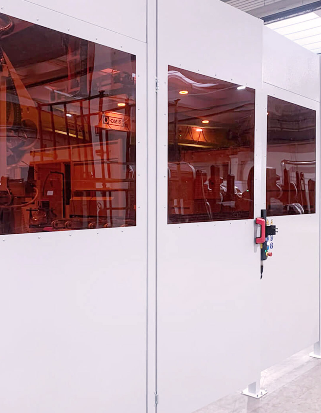 Protection périmétrique Satech en tôle blanche avec hublot rouge pour zones de soudage