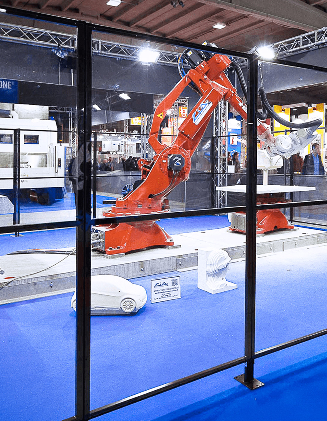 Panneau polycarbonate Satech protège robot industriel rouge lors d'un salon.