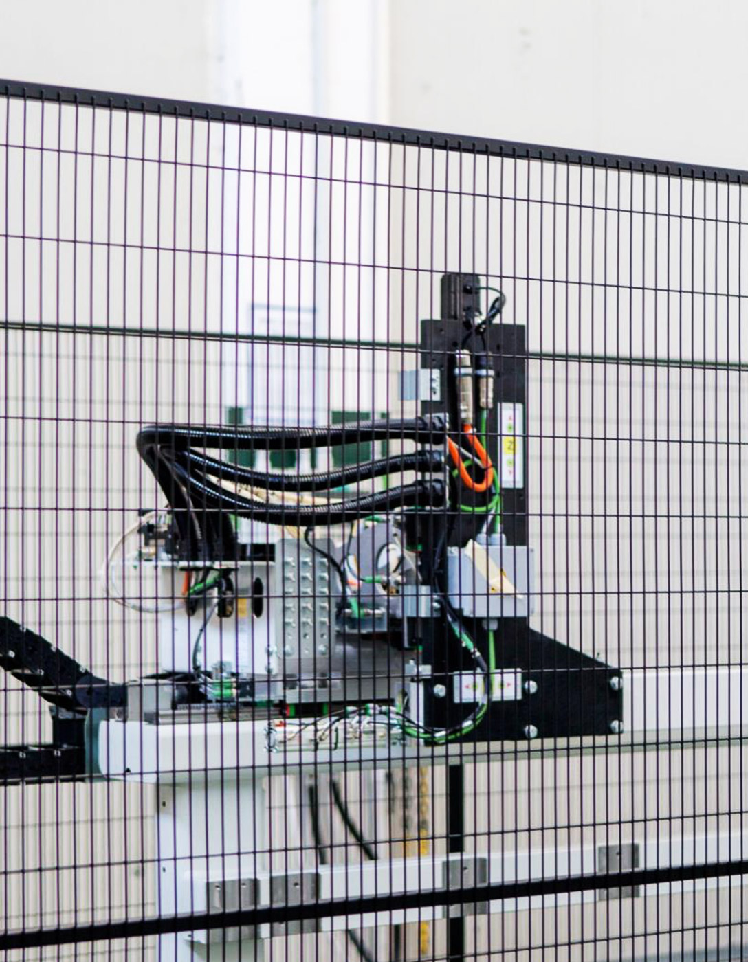 Protections périmétriques Satech entourent robot industriel.