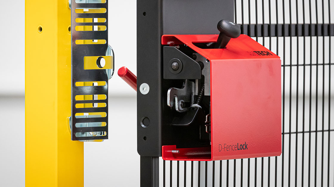 Sistema di chiusura meccanico D-FenceLock di Satech, installato su pannello in rete nero